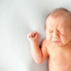 Що робити якщо немовля часто чхає, як зрозуміти причини