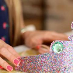 Hoe je met je eigen handen een schattig accessoire voor je prinses of sneeuwvlok maakt