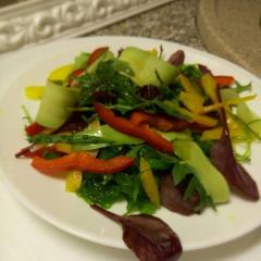 Салати з овочів у пост.  Пісні овочеві салати.  Простий весняний салат з черемшею, яйцем та огірком