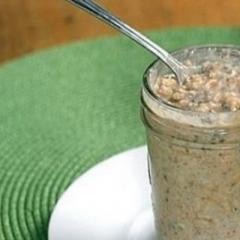 Lazy oatmeal in a jar: healthy fast breakfast without cooking
