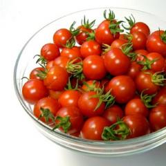 Cherry pomidorini qobig'idagi o'z suvi bilan