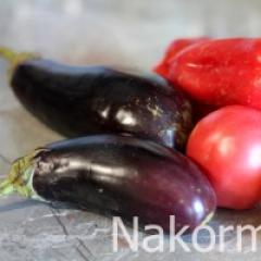 Qish uchun pomidor, patlıcan, piyoz va qalampir salatası